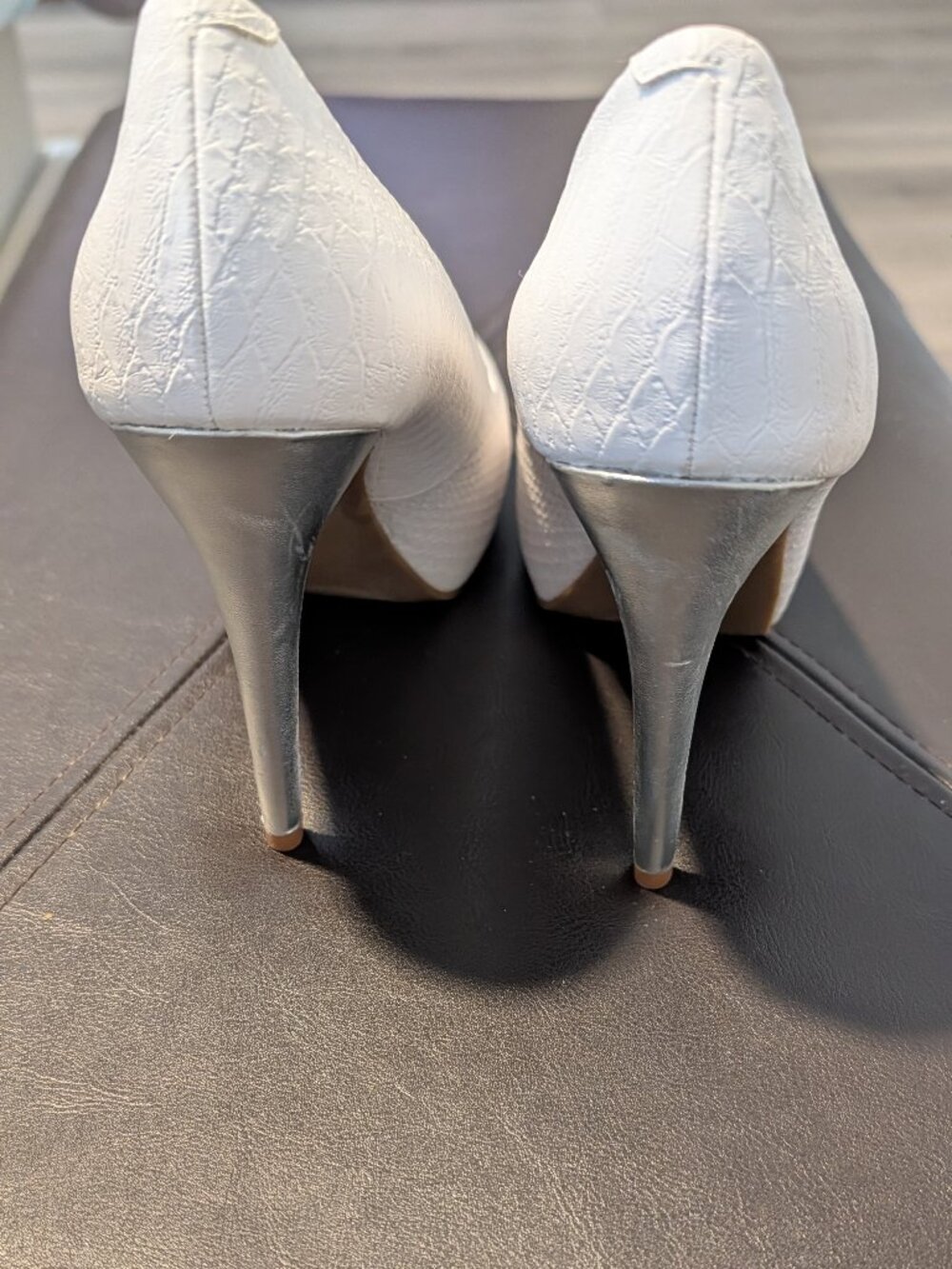 BRAND NEW GUESS White Snakeskin Peep Toe Pumps Heels Silver Trim Size 8.5 - Picture 2 of 4
